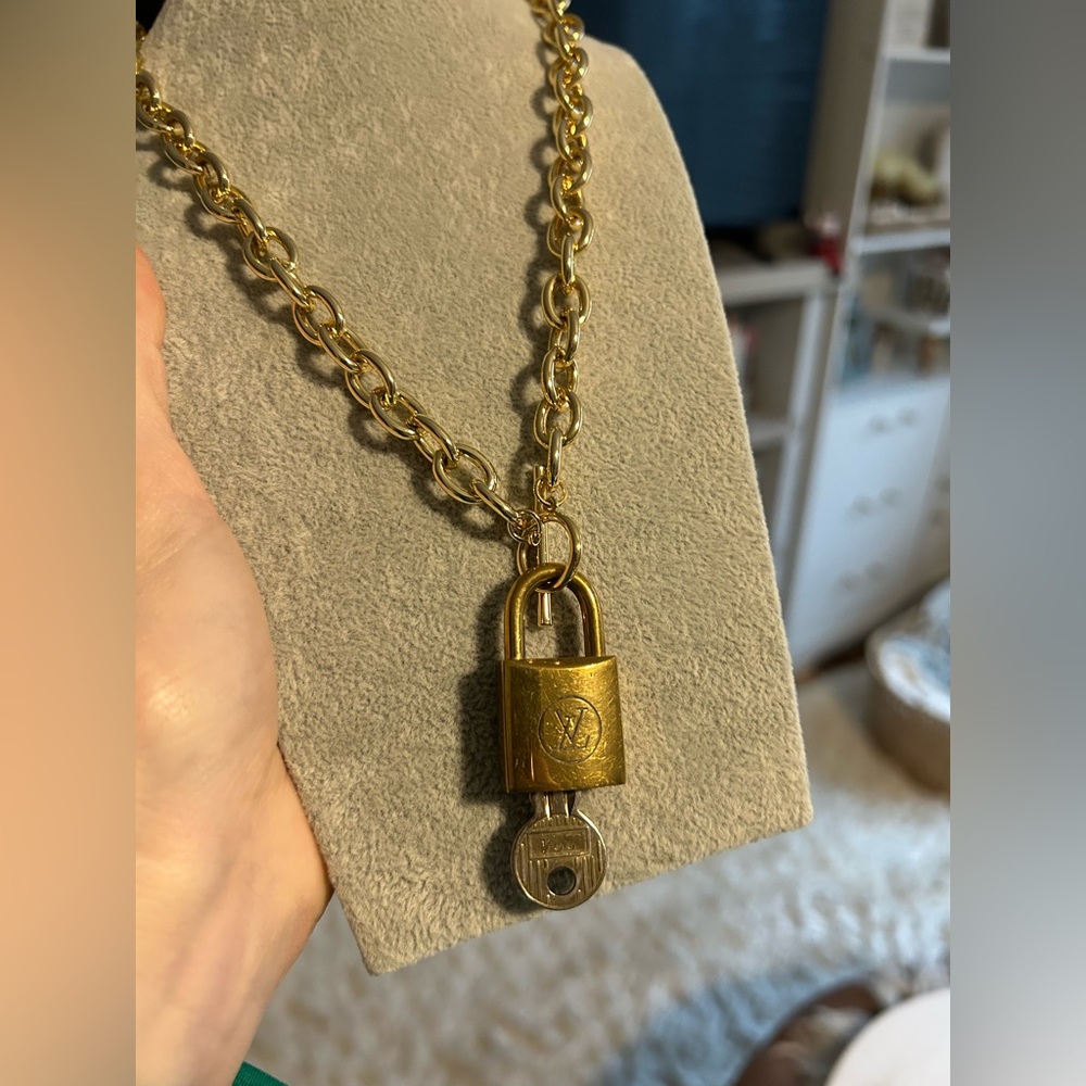 LV Lock And Key - Picture 5 of 6